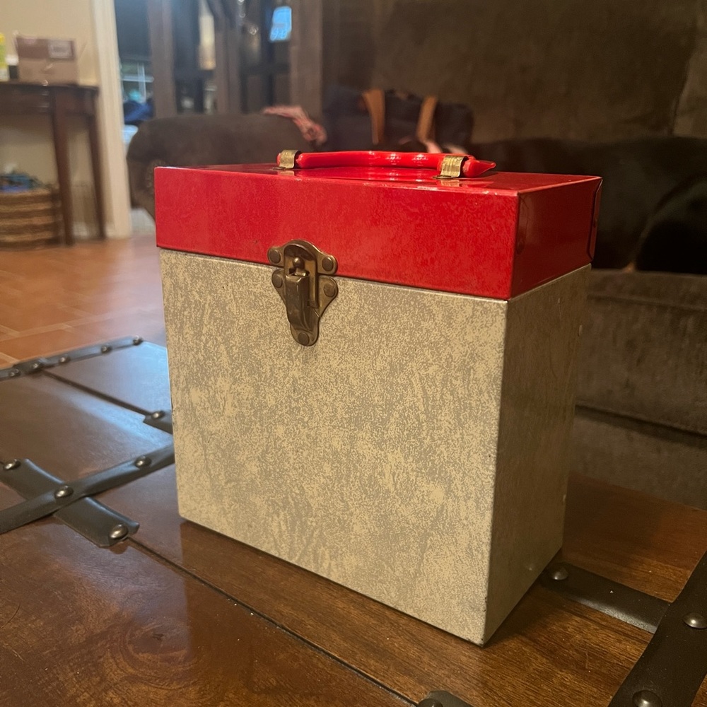 Cute Vintage 1970’s Metal Case for 45 Vinyls